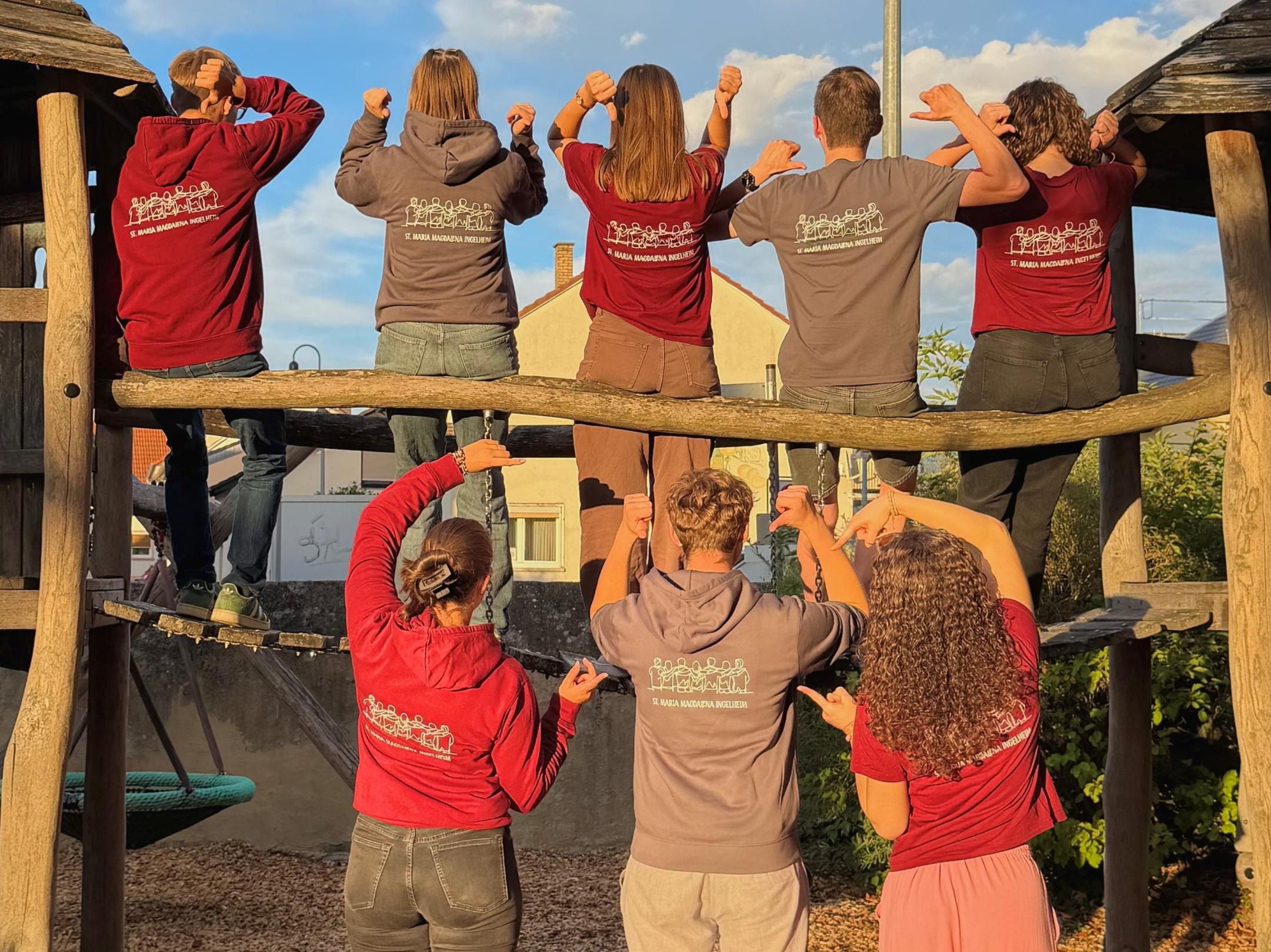 Minis tragen Shirts der Pfarrei