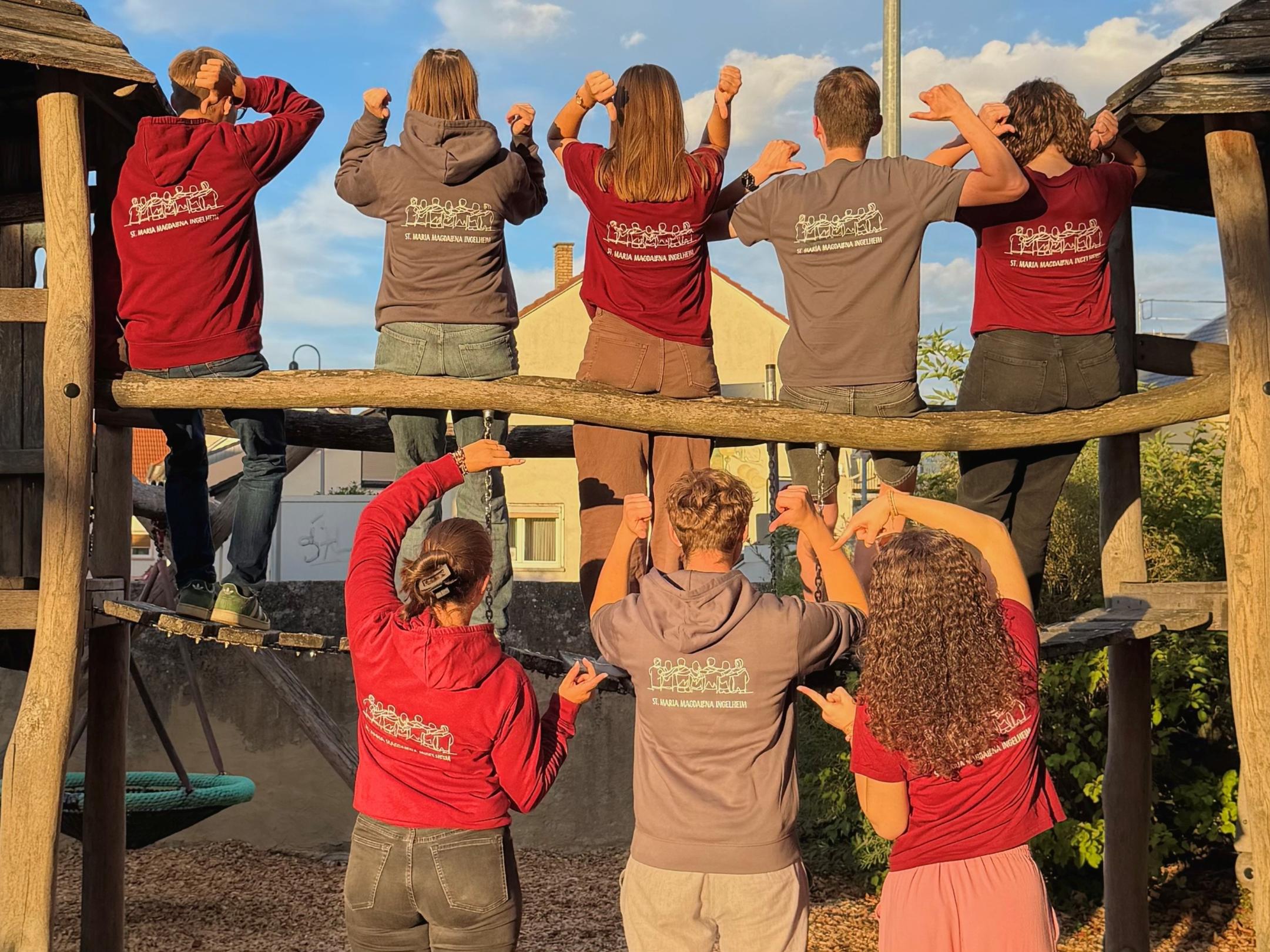 Minis tragen Shirts der Pfarrei