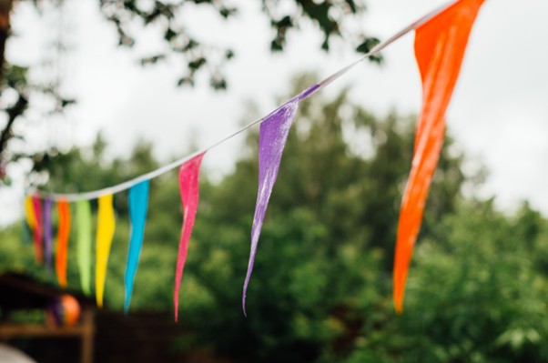 Bunte Fahnen im Wind