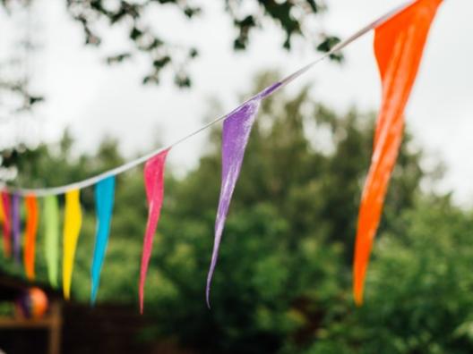 Bunte Fahnen im Wind