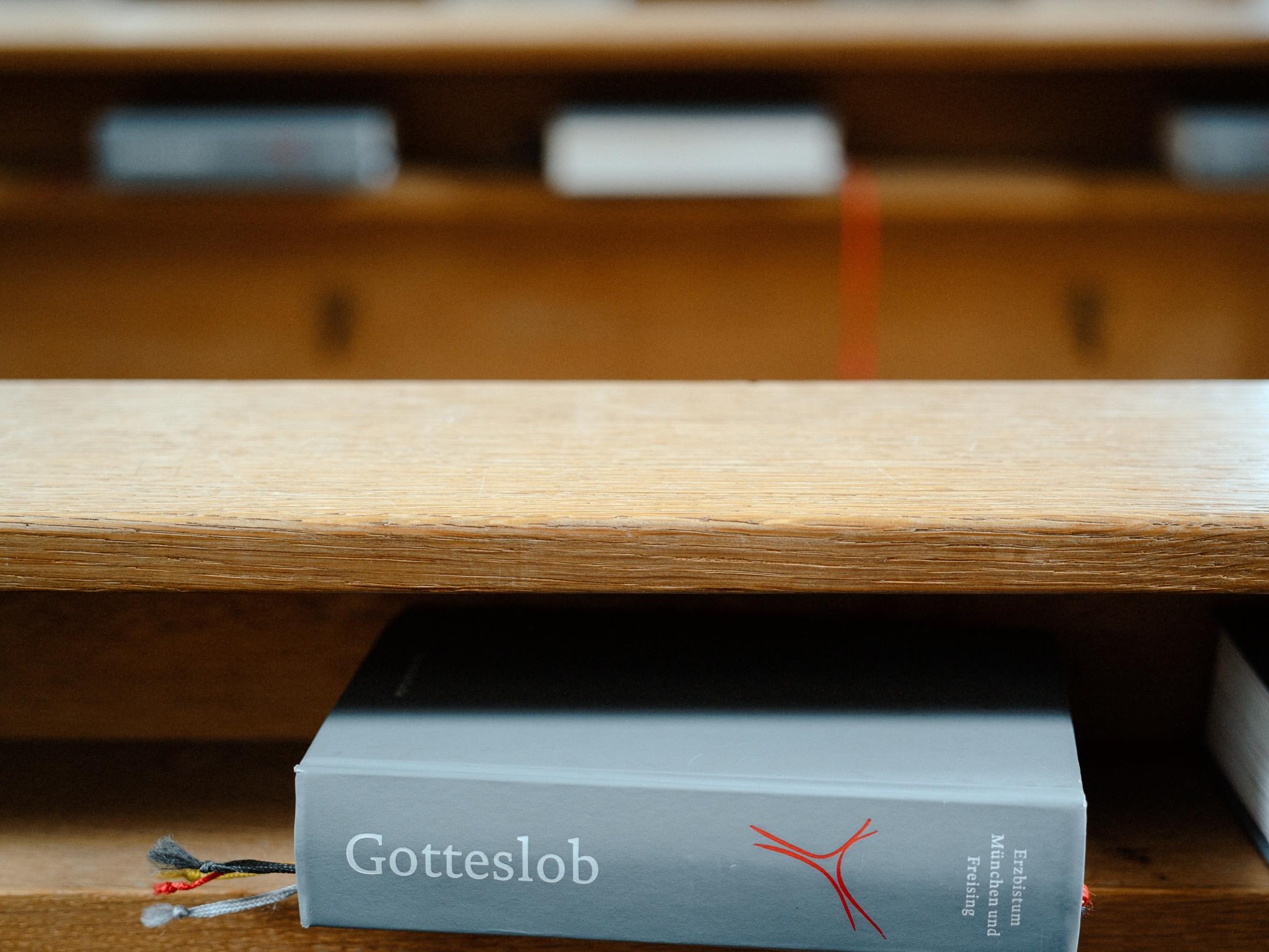 Kirchenbänke mit Gotteslob