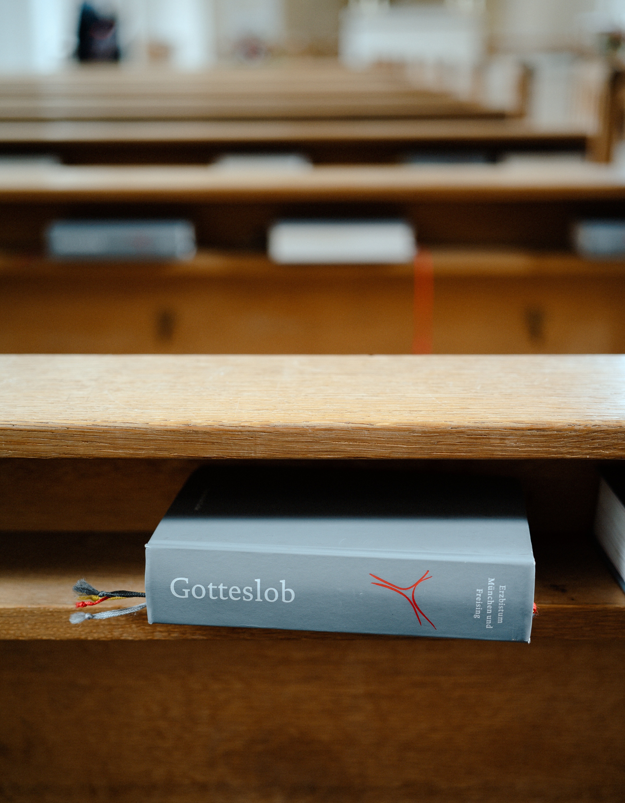 Kirchenbänke mit Gotteslob
