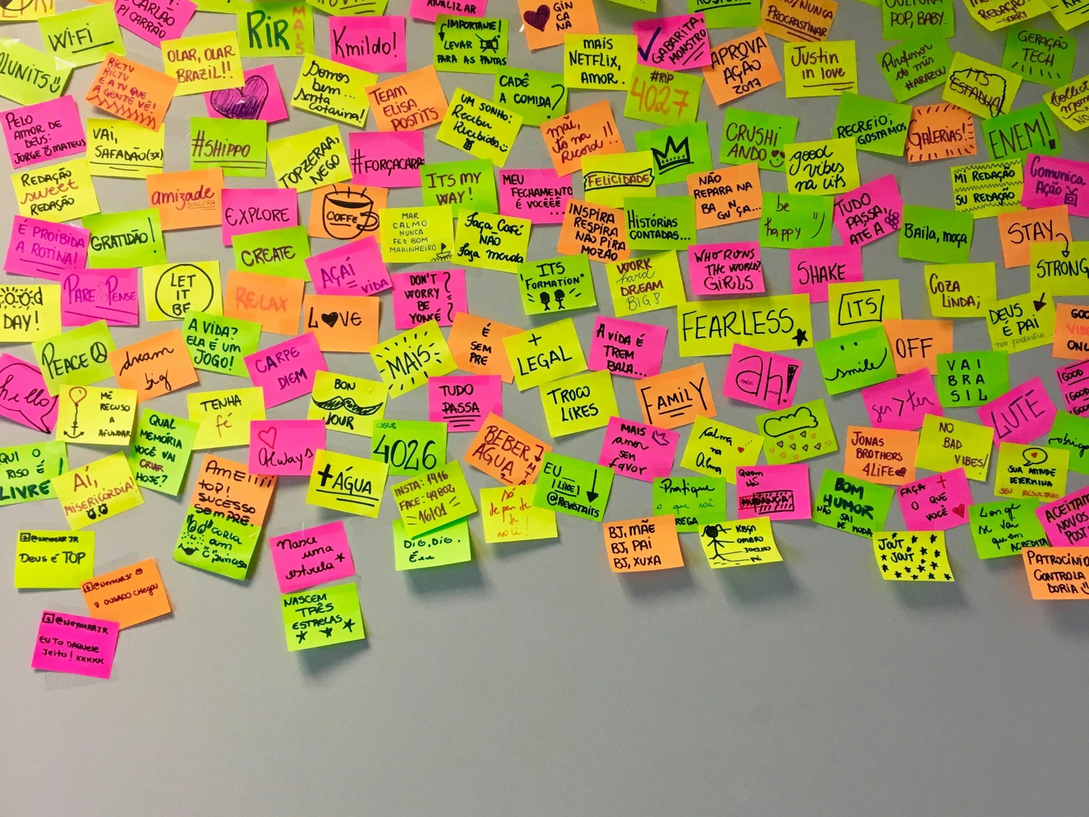 Sammlung von bunten Postits auf einer Wand