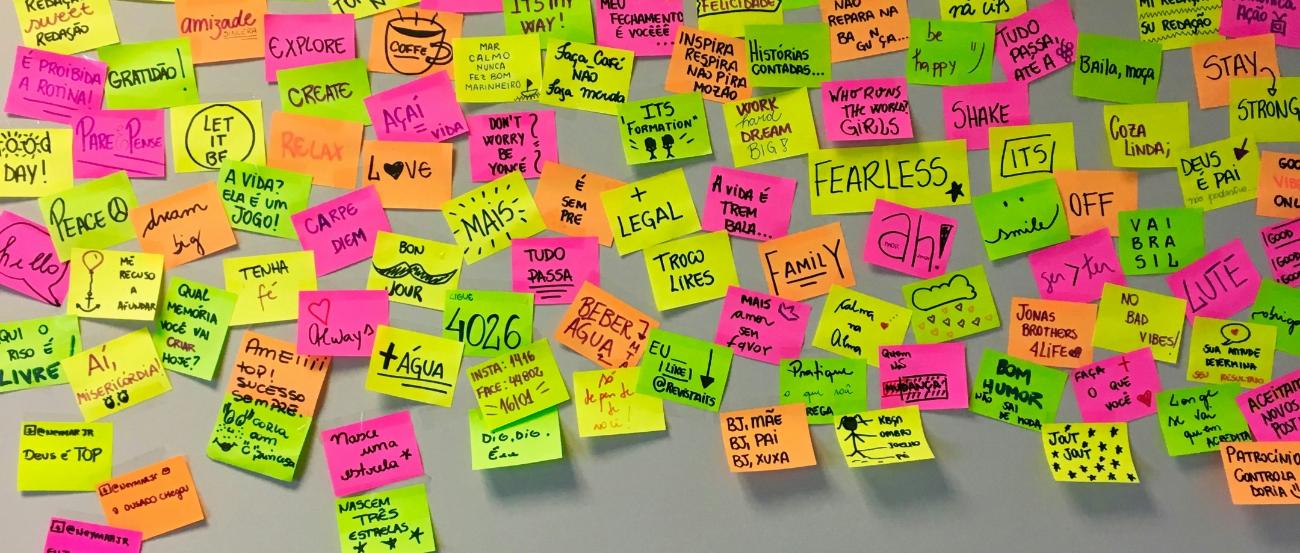 Sammlung von bunten Postits auf einer Wand
