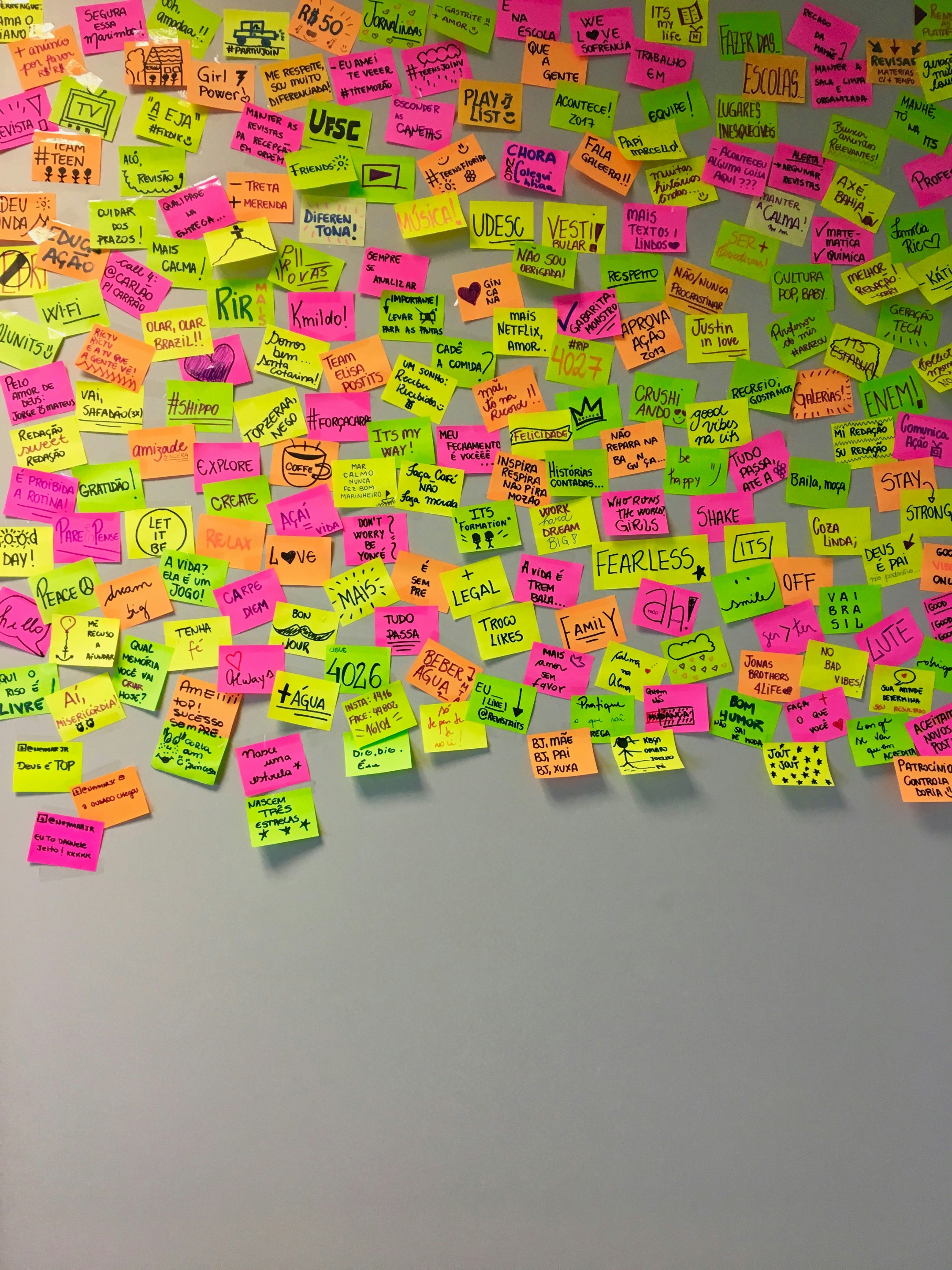 Sammlung von bunten Postits auf einer Wand