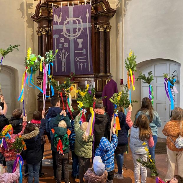 Palmzweige vor dem Altar in Maria Königin/Drais