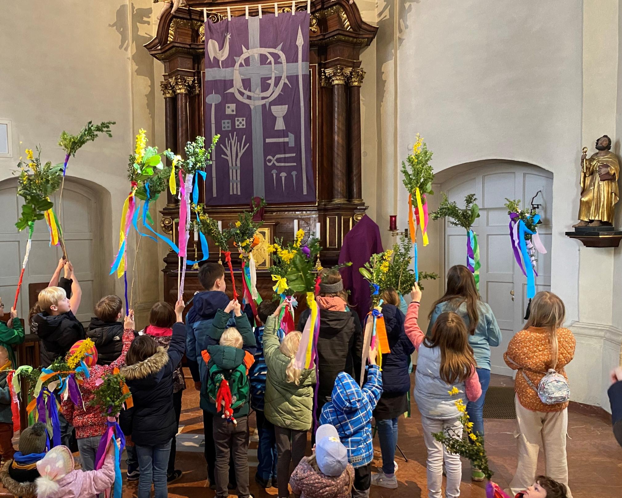Palmzweige vor dem Altar in Maria Königin/Drais