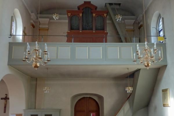 Empore mit Orgel