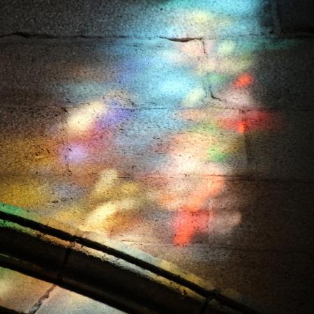 Lichtspiegelungen Kirchenfenster (c) Bild: Peter Weidemann In: Pfarrbriefservice.de Lichtspiegelungen Kirchenfenster