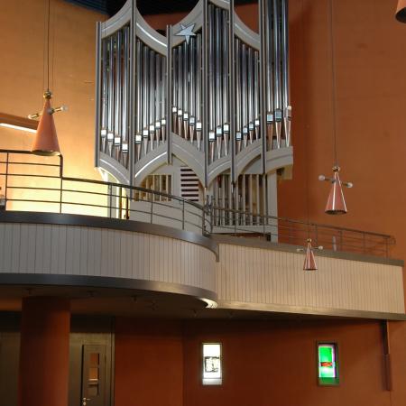 Frontalansicht der Orgel in St. Franziskus auf dem Lerchenberg