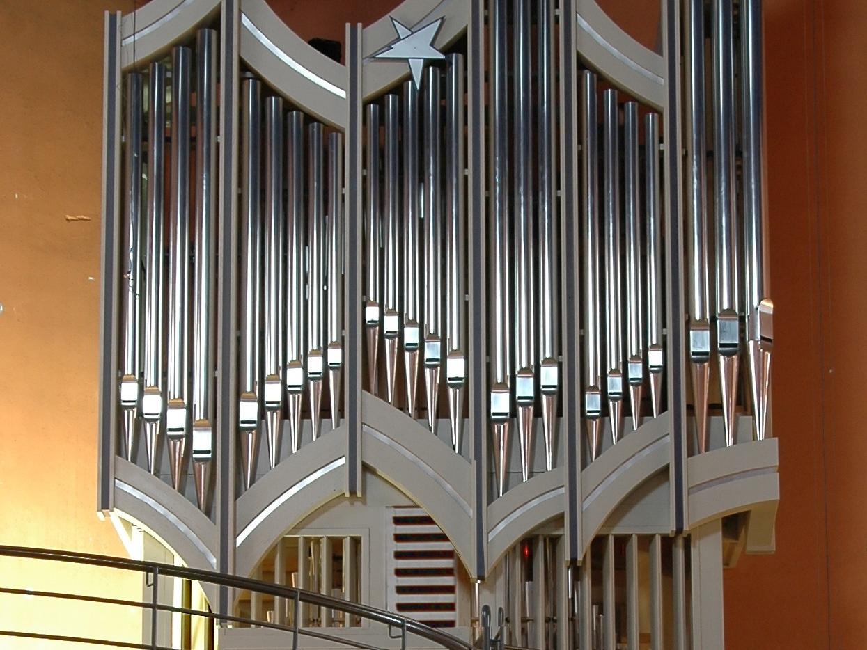 Frontaler Blick auf die Orgel der Firma Fasen in St. Franziskus auf dem Lerchenberg