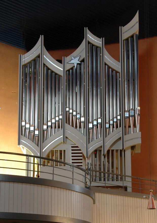 Frontaler Blick auf die Orgel der Firma Fasen in St. Franziskus auf dem Lerchenberg