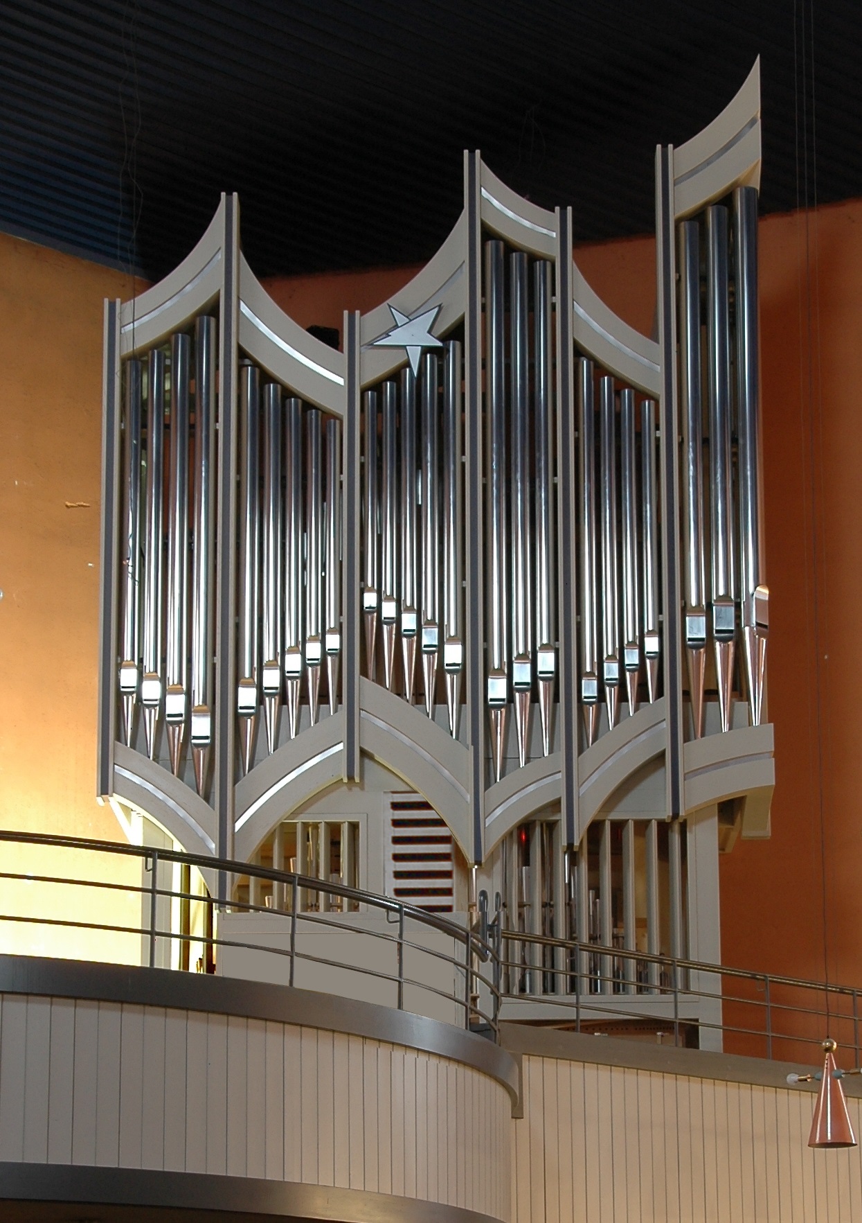 Frontaler Blick auf die Orgel der Firma Fasen in St. Franziskus auf dem Lerchenberg