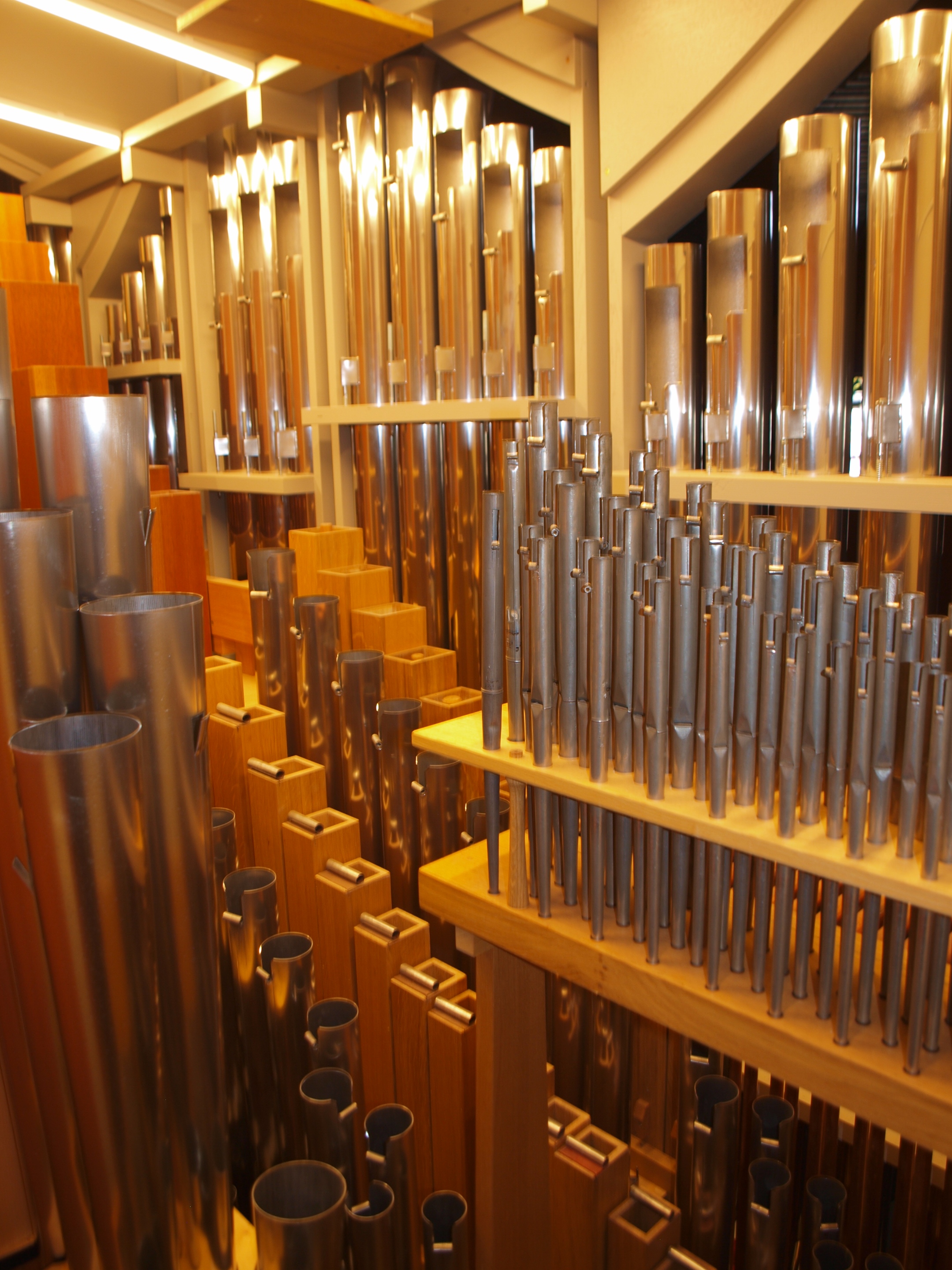 Blick in die Orgel auf die Orgelpfeifen in St. Franziskus auf dem Lerchenberg