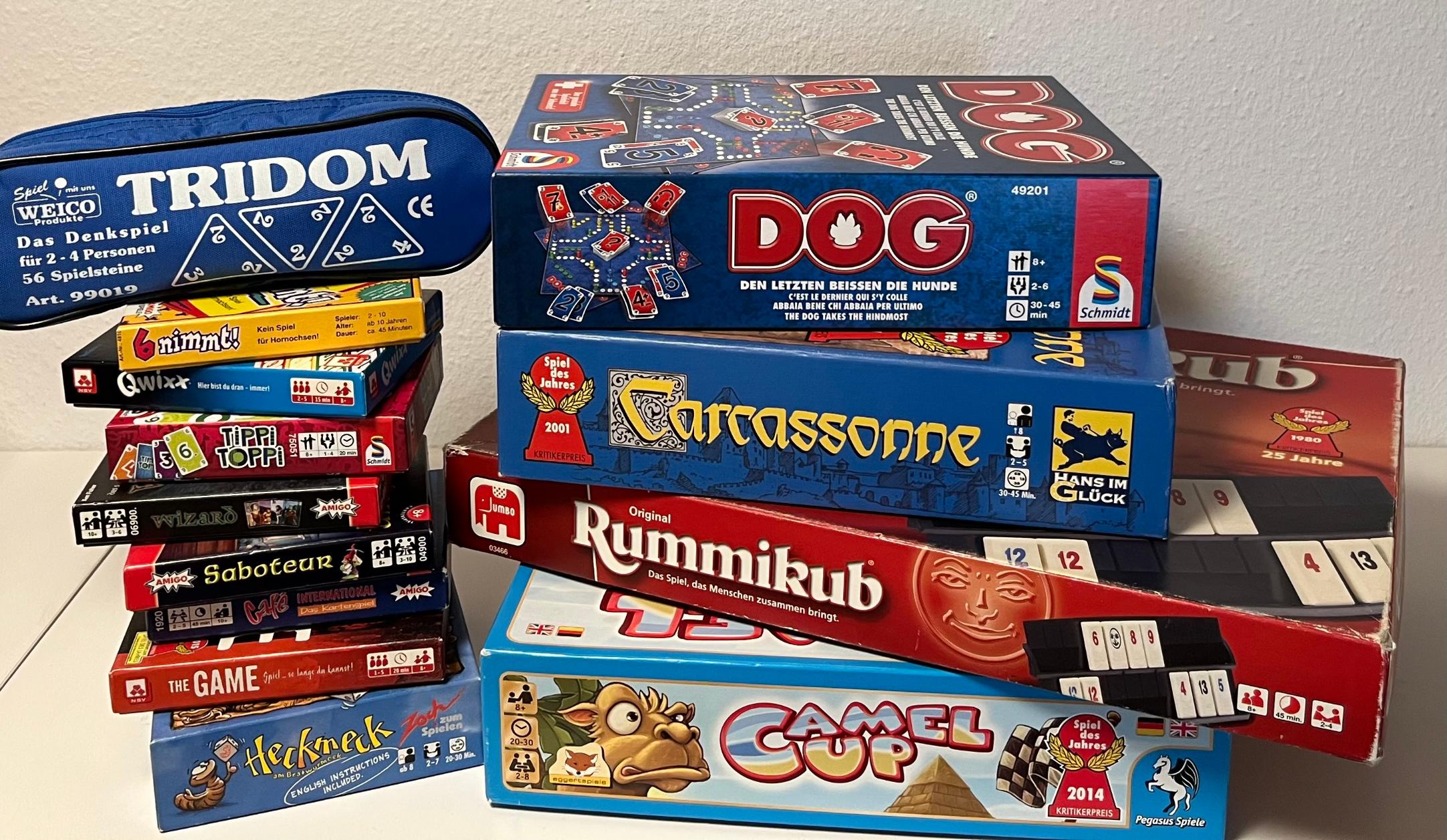 2 Stapel mit verschiedenen Brett- und Kartenspielen