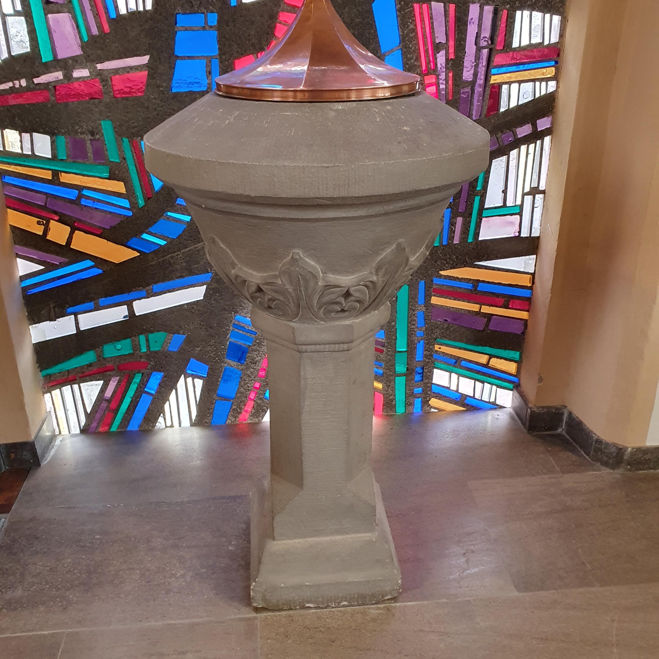 Taufbecken in der Armsheimer Kirche