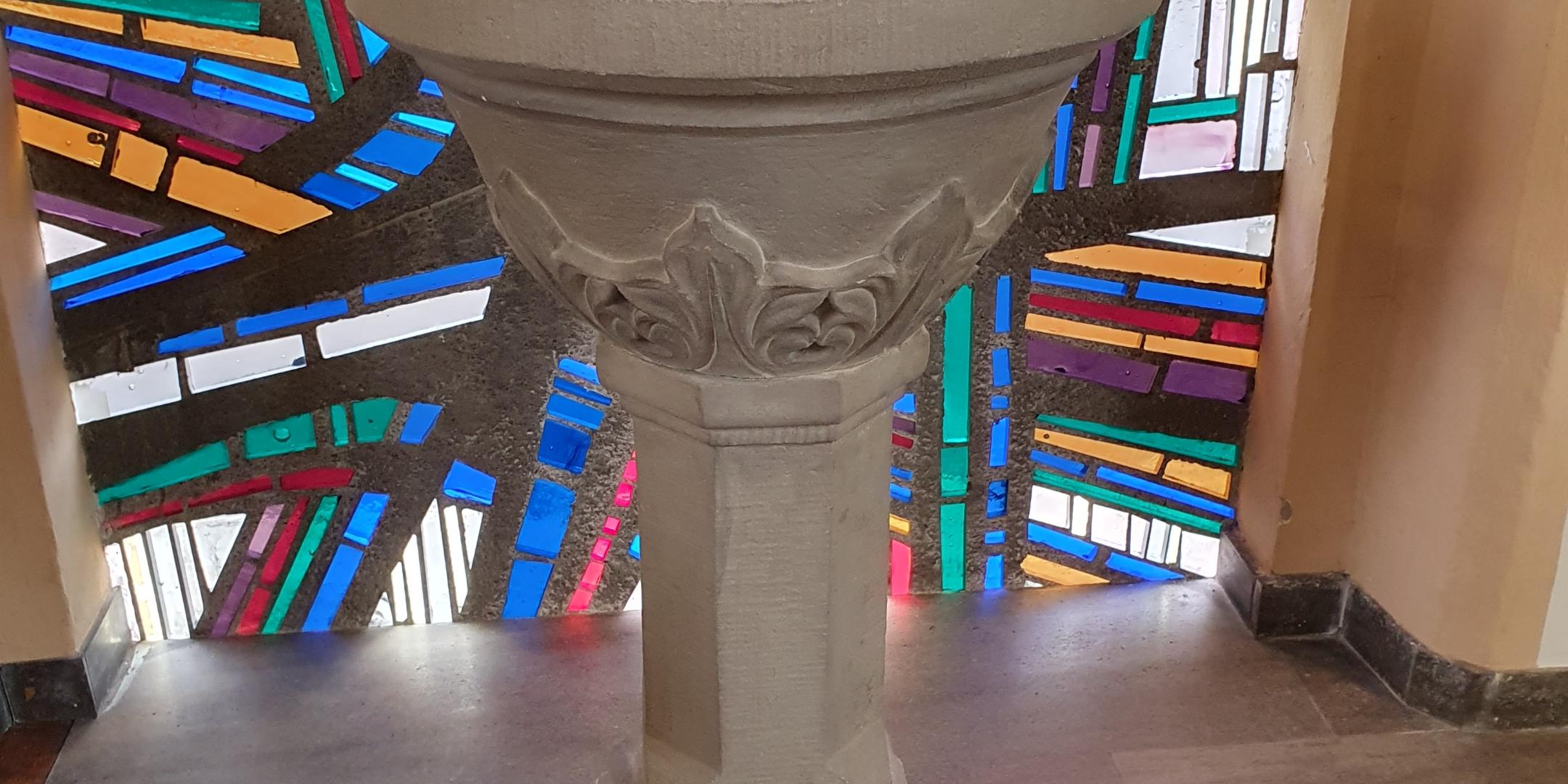 Taufbecken in der Armsheimer Kirche