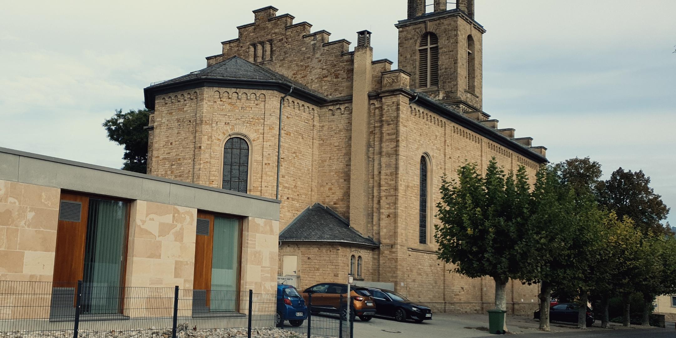 Kirche und Pfarrheim in Gau-Bickelheim
