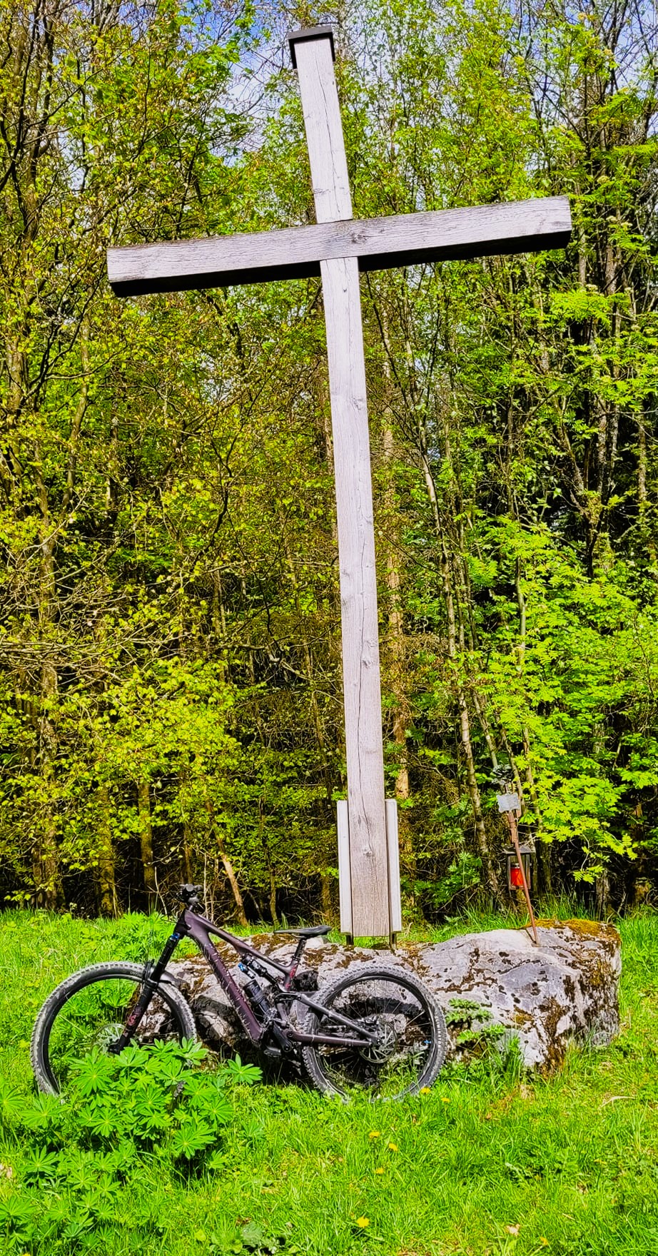 Fahrrad unterm Kreuz