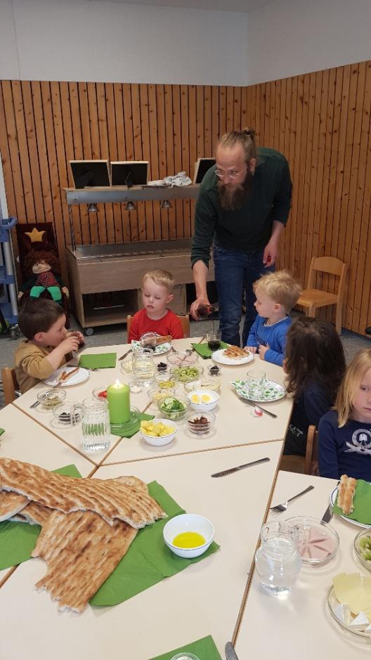 Kinder in Sulzheim bei einer Agape-Feier
