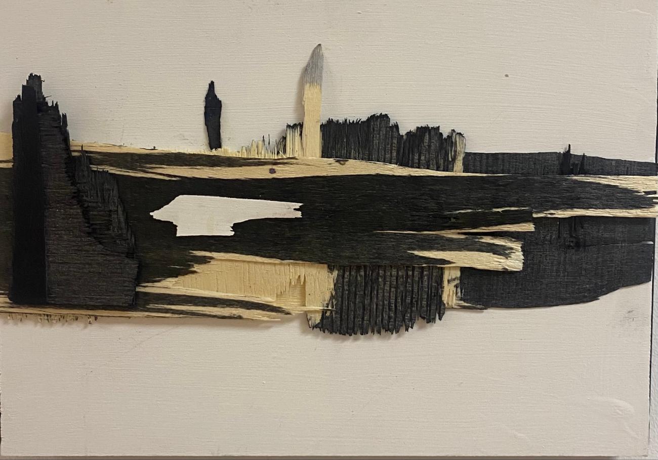 Aus zersplittertem Holz kreiert Stefan Wieland eigene Kunstwerke mit neuer, tieferer Bedeutung. Ab 12. März 2026 stellt er über dem Café „gleis7“ in Worms aus