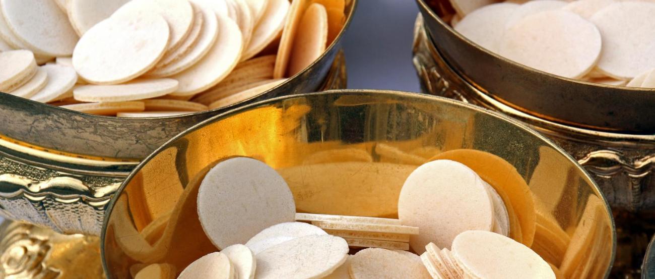 hostienschalen_gold_by_peter_weidemann_pfarrbriefservice (c) Bild: Peter Weidemann In: Pfarrbriefservice.de hostienschalen_gold_by_peter_weidemann_pfarrbriefservice