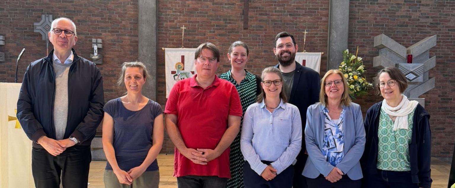 Der Gemeindeausschuss mit Gemeindereferentin Ute Kielbassa, Pfarrvikar Bernhard Schüpke, sowie Kevin Bell und Julia Siéber aus dem Pfarreirat. Nicht abgebildet sind Sabine Frank und Margarete Stefan.