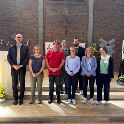 Der Gemeindeausschuss mit Gemeindereferentin Ute Kielbassa, Pfarrvikar Bernhard Schüpke, sowie Kevin Bell und Julia Siéber aus dem Pfarreirat. Nicht abgebildet sind Sabine Frank und Margarete Stefan.