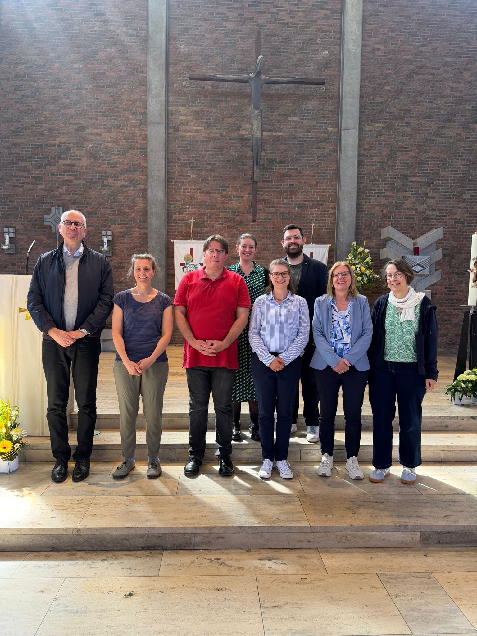 Der Gemeindeausschuss mit Gemeindereferentin Ute Kielbassa, Pfarrvikar Bernhard Schüpke, sowie Kevin Bell und Julia Siéber aus dem Pfarreirat. Nicht abgebildet sind Sabine Frank und Margarete Stefan.