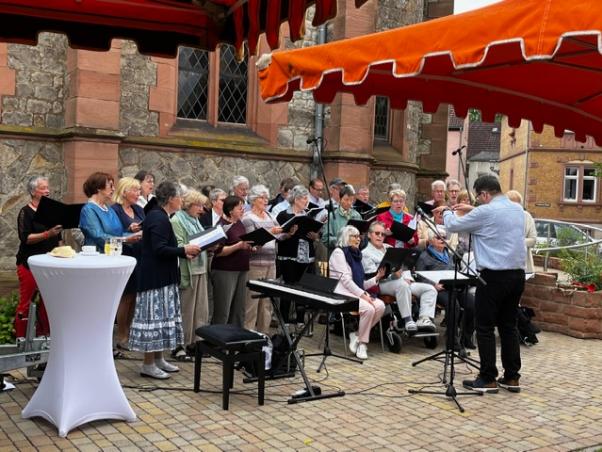 Gemeinsamer Auftritt des evangelischen und katholischen Krirchenchors beim Gemeindefest