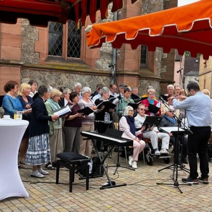 Gemeinsamer Auftritt des evangelischen und katholischen Krirchenchors beim Gemeindefest