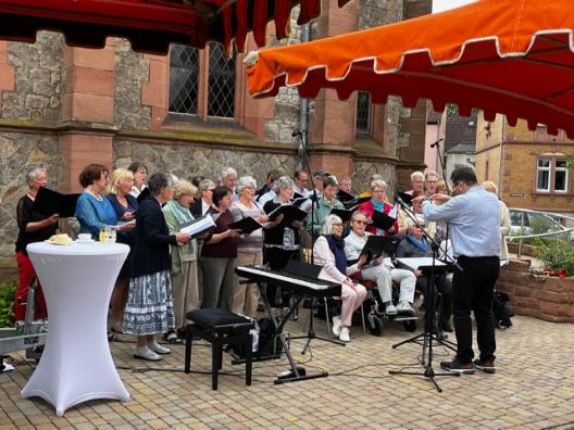 Gemeinsamer Auftritt des evangelischen und katholischen Krirchenchors beim Gemeindefest