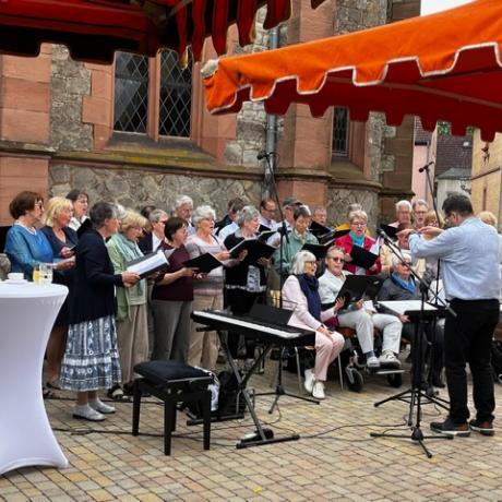 Gemeinsamer Auftritt des evangelischen und katholischen Krirchenchors beim Gemeindefest