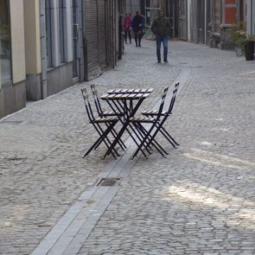 leben_sozial_stühleaufderstrasse