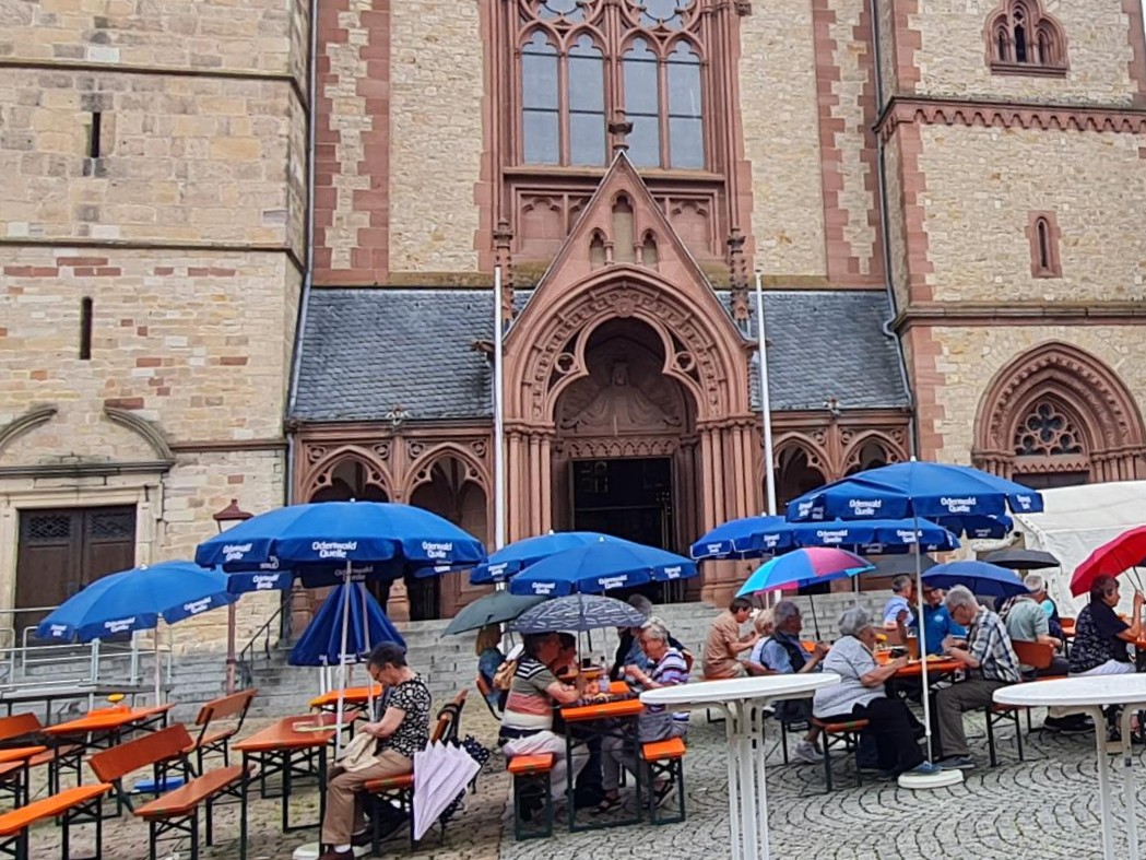 Gemeindefest St. Peter 2025 - Menschen unter Regenschirmen