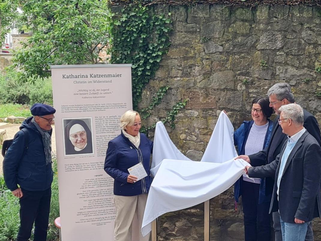 Enthüllung der Gedenktafel für Katharina Katzenmaier resp. Sr Theodolinde im Marianne-Cope-Garten Heppenheim am 12.05.2026