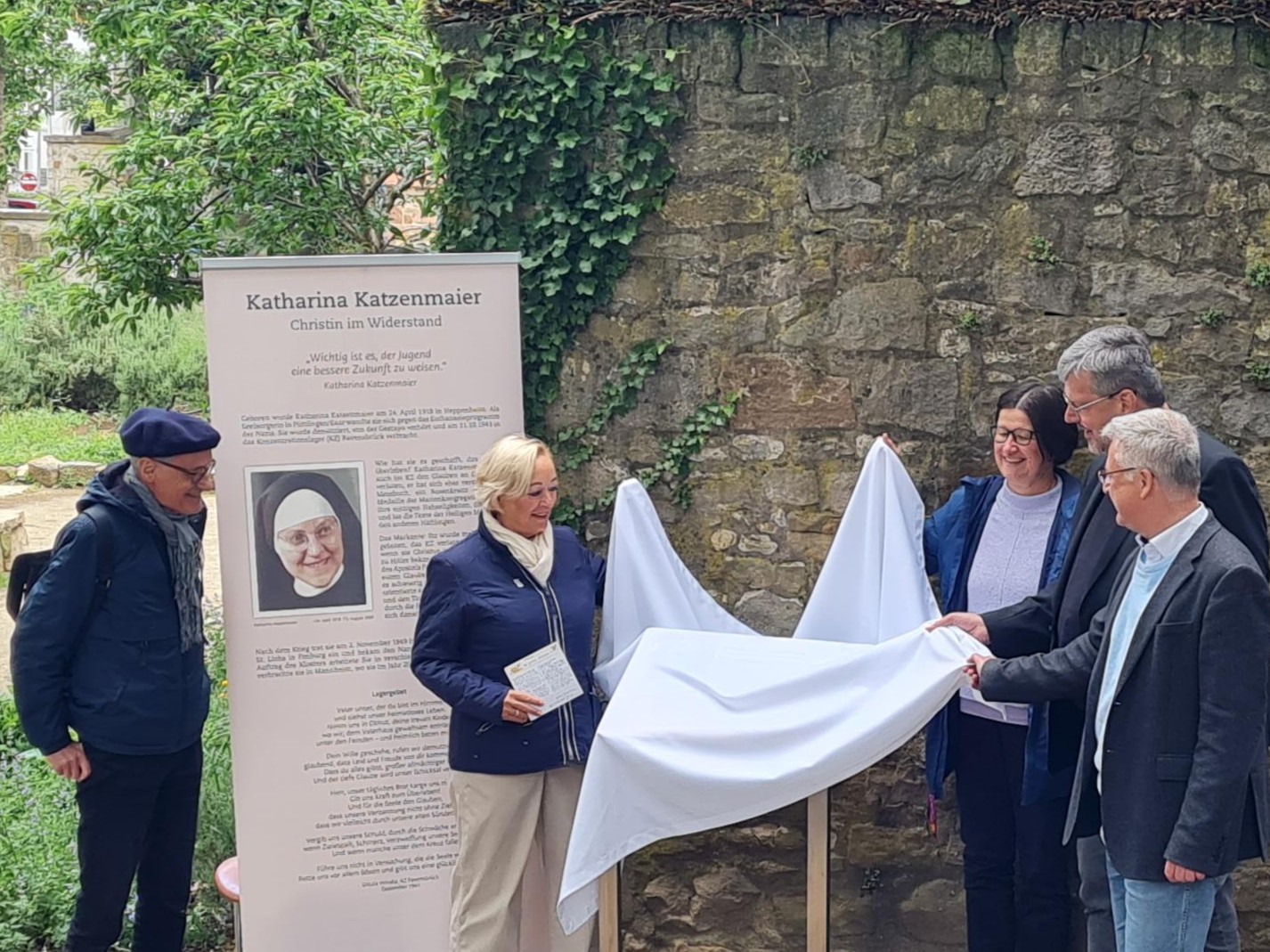 Enthüllung der Gedenktafel für Katharina Katzenmaier resp. Sr Theodolinde im Marianne-Cope-Garten Heppenheim am 12.05.2026