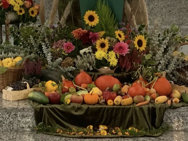 Körbe mit Kürbissen und Quitten und Blumengestecke am Altar der Pfarrkirche St. Peter in Heppenheim