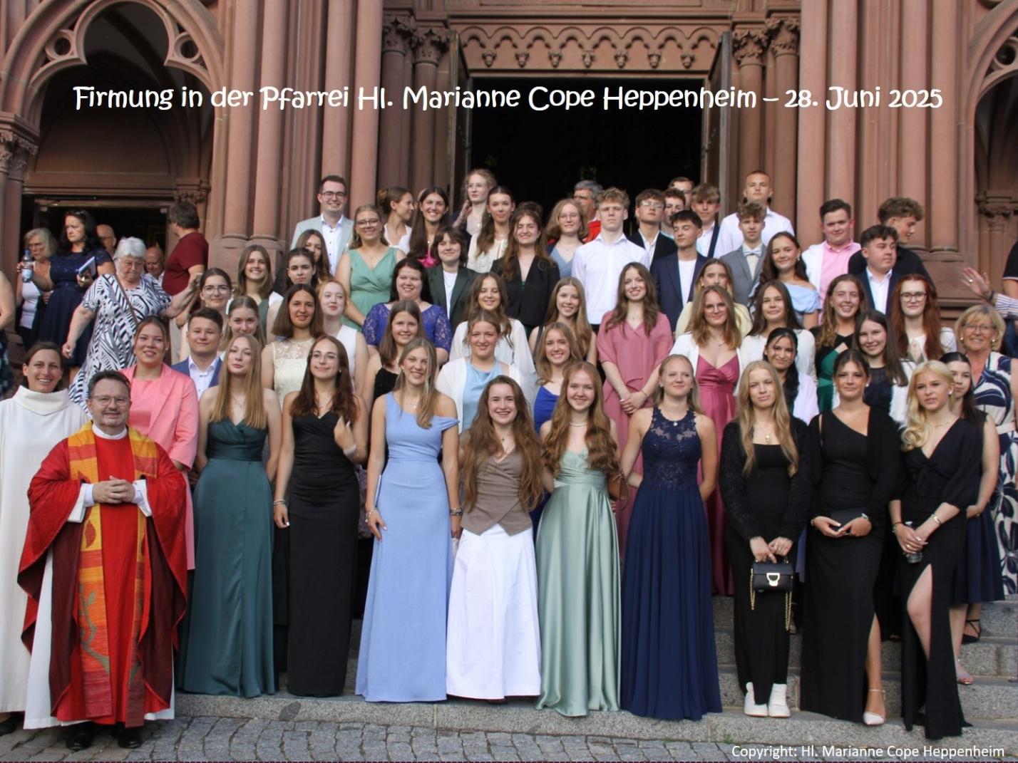 Firmung 2025 in Hl. Marianne Cope Heppenheim - Firmgruppe vor der Pfarrkirche St. Peter