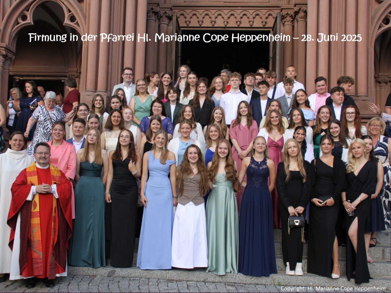 Firmung 2025 in Hl. Marianne Cope Heppenheim - Firmgruppe vor der Pfarrkirche St. Peter