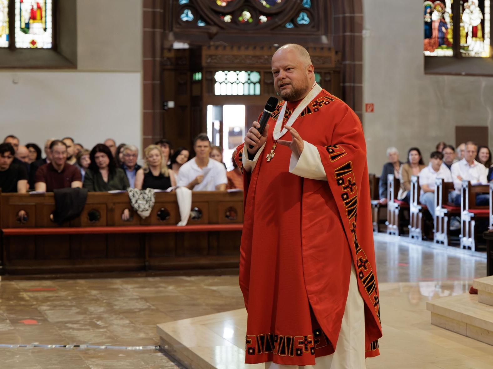 Firmung 2026 in der Pfarrkirche St. Peter - Generalvikar Dr. Sebastian Lang, Bistum Mainz, bei der Predigt