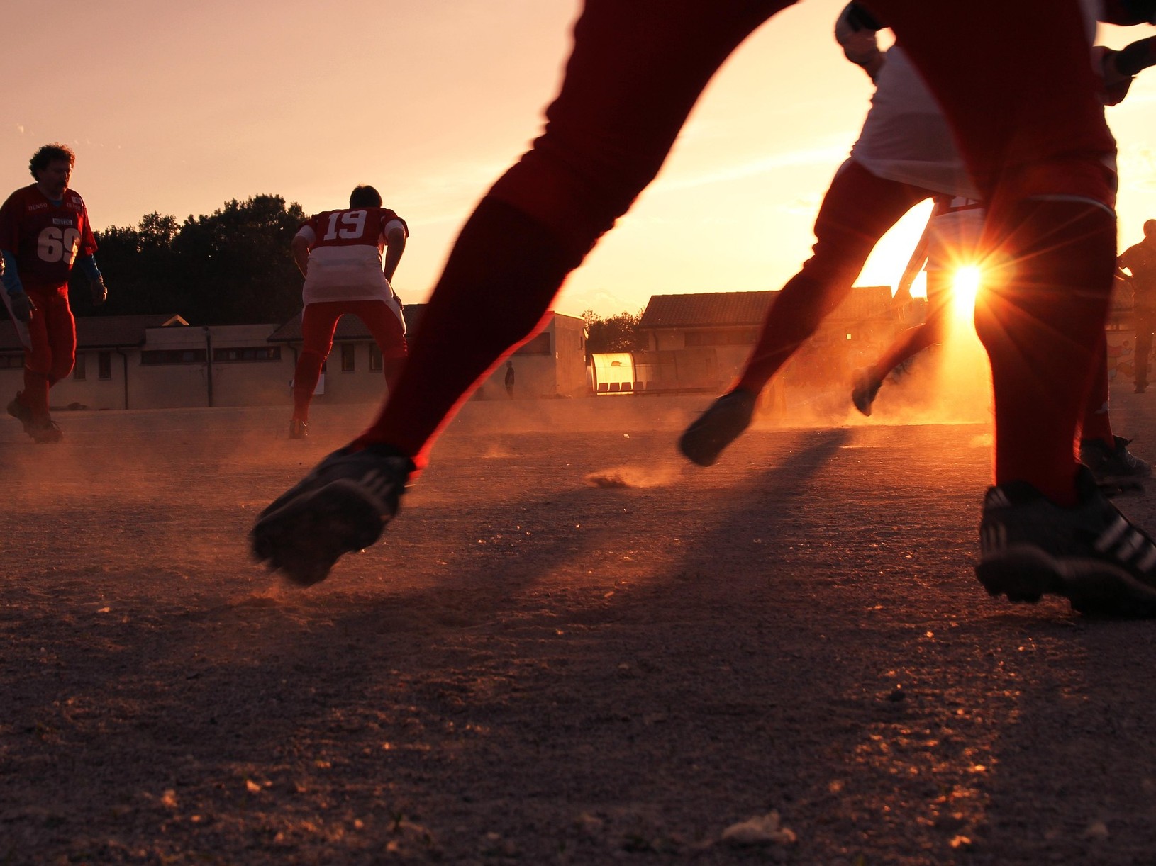 Fußballteam im Gegenlicht