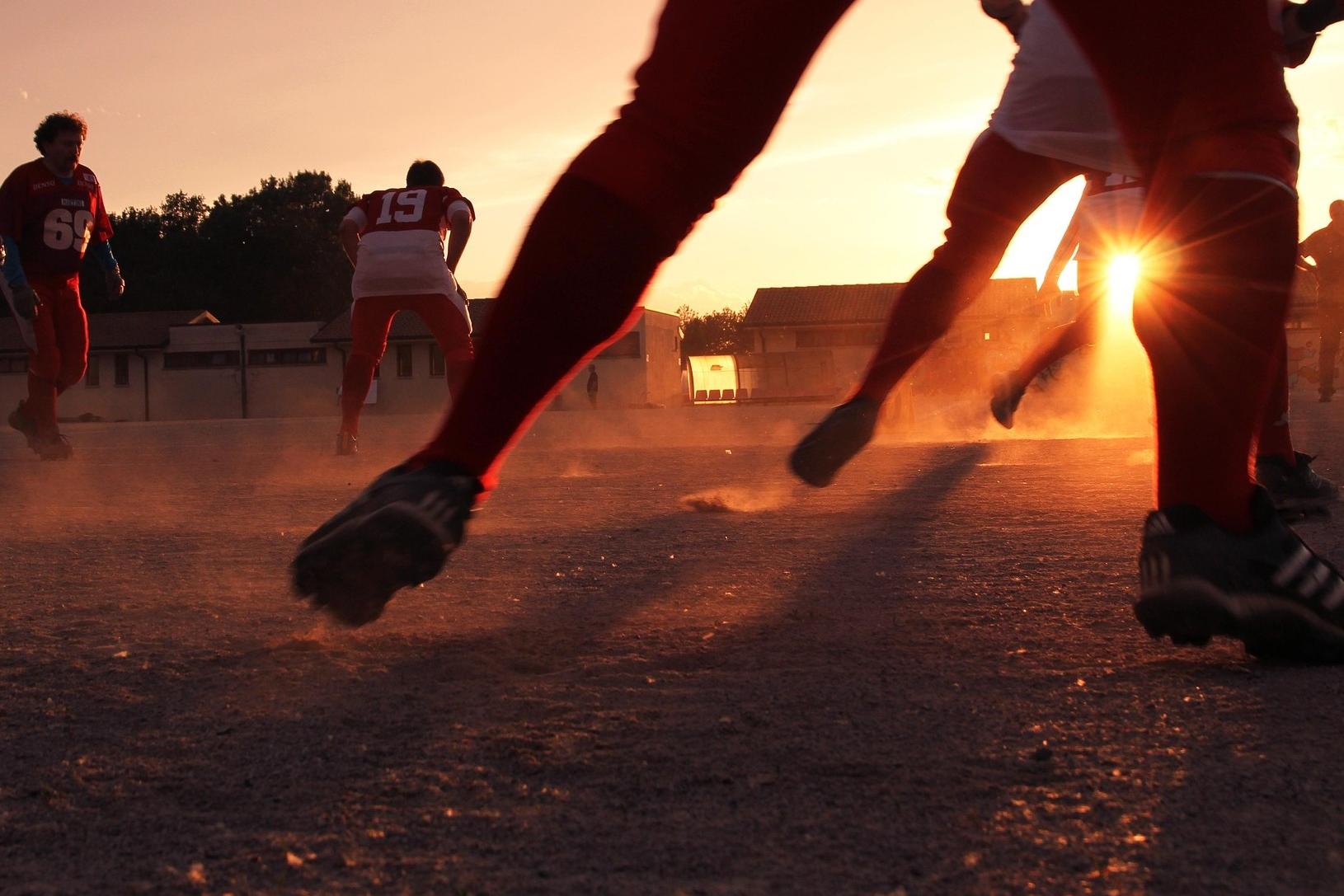 Fußballteam im Gegenlicht