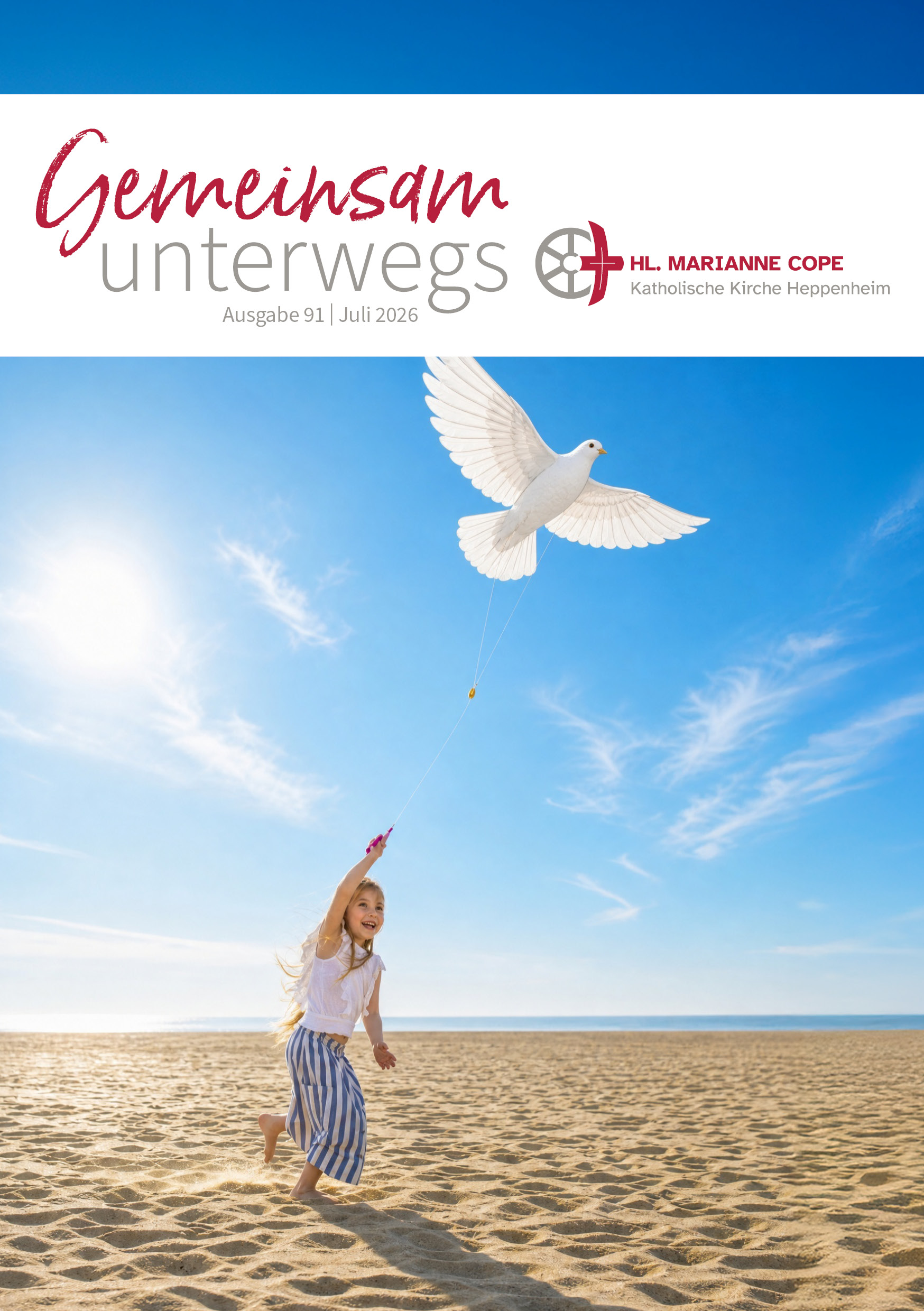 Pfarrbrief / Gemeindemagazin Gemeinsam unterwegs (GU) - Ausgabe Juli 2026 - Titelblatt - Mädchen am Strand mit Drachen in Form einer weißen Taube