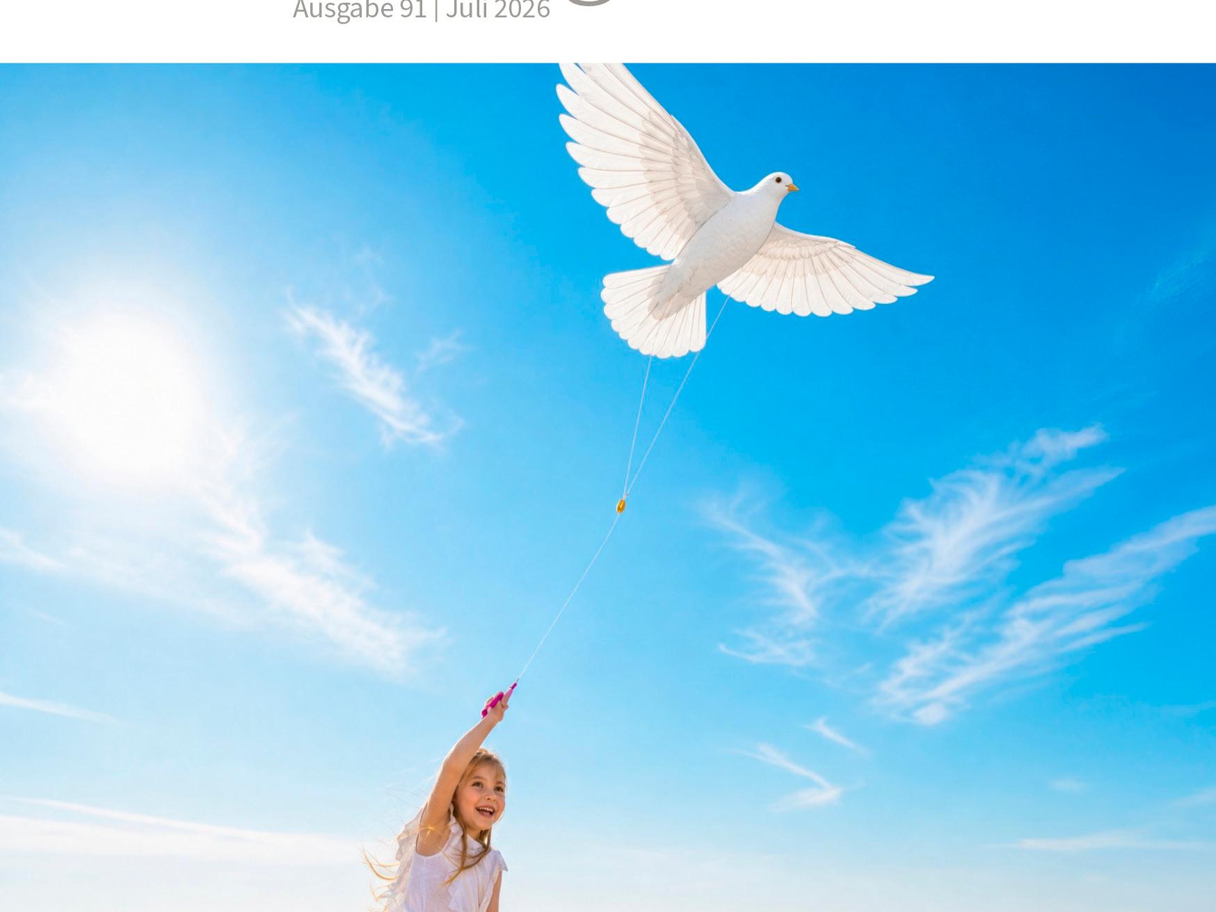 Pfarrbrief / Gemeindemagazin Gemeinsam unterwegs (GU) - Ausgabe Juli 2026 - Titelblatt - Mädchen am Strand mit Drachen in Form einer weißen Taube
