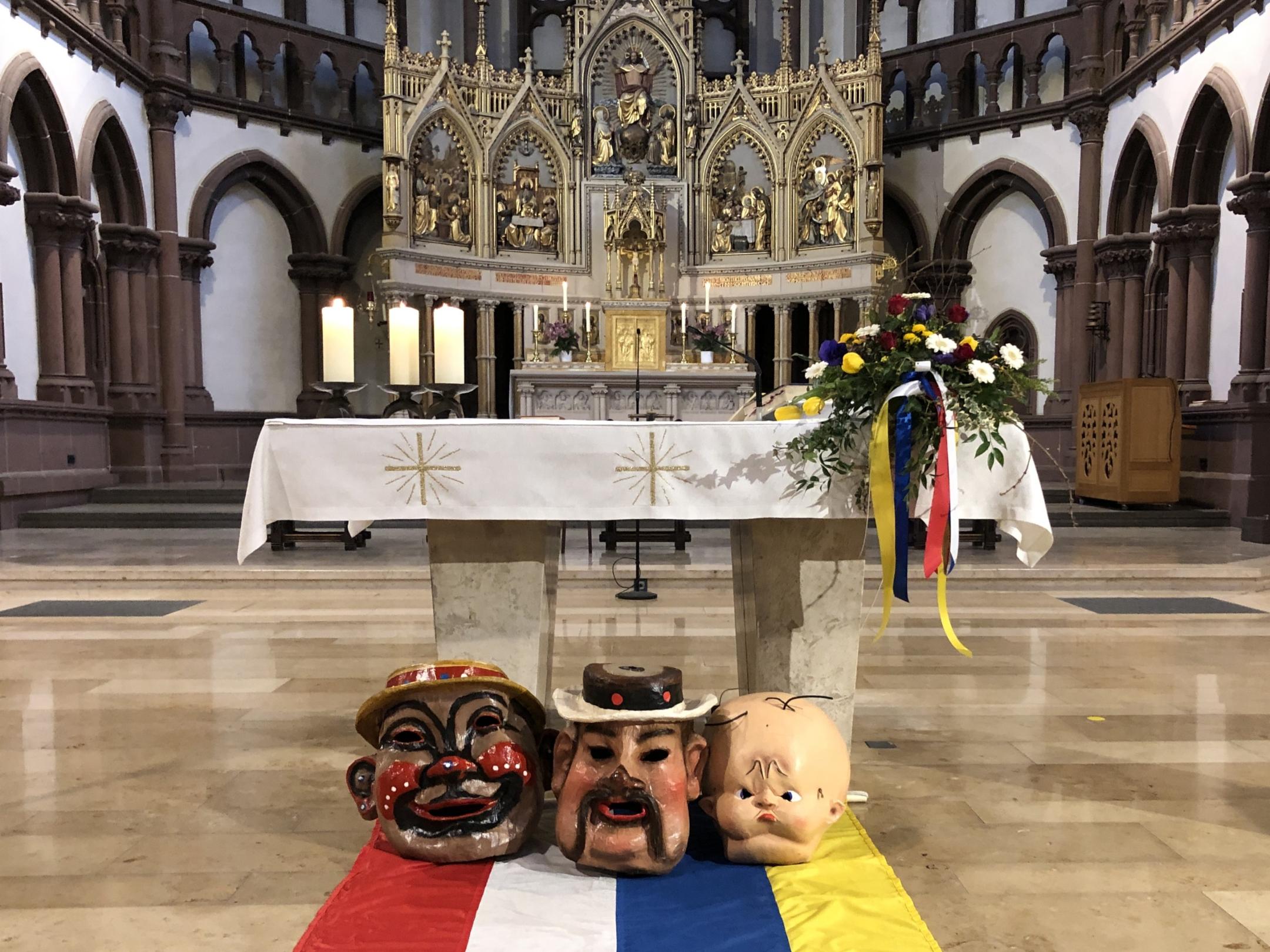 Blick in den Altarraum mit den Faschings-Schwellköpp (Figuren) im Vordergrund