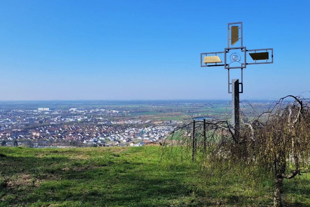 Blick auf Ebene mit Heilig-Jahr-Kreuz