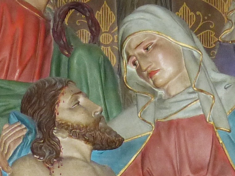 Maria hält Jesus im Arm am Kreuz