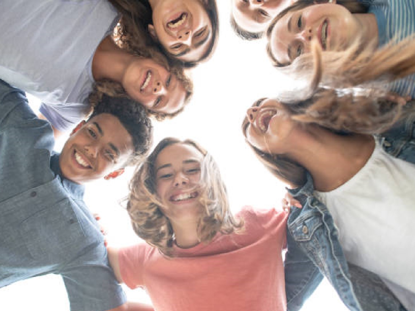 junge Menschen, von oben in die Kamera schauend - iStock