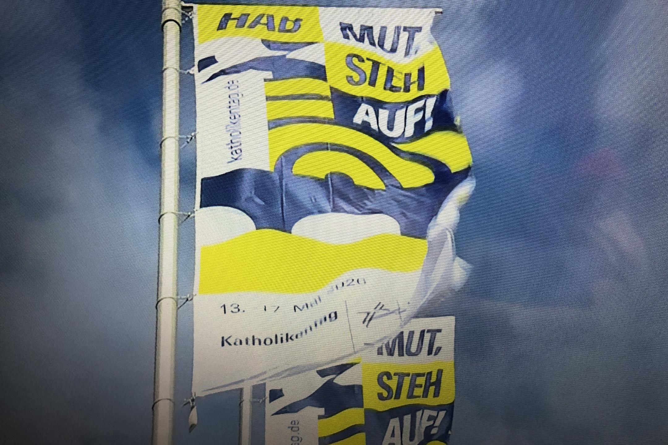 Flagge mit Motto des 104. Katholikentags - Hab Mut, steh auf!